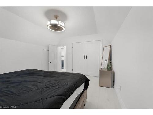 39 Division Street, Hamilton, ON - Indoor Photo Showing Bedroom