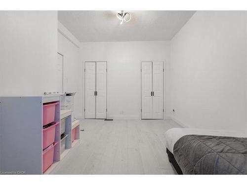 39 Division Street, Hamilton, ON - Indoor Photo Showing Bedroom