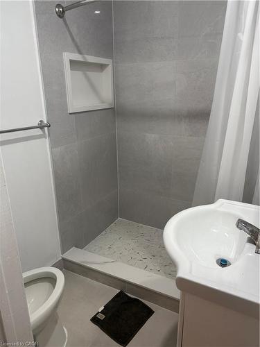 95 Sanford Avenue N, Hamilton, ON - Indoor Photo Showing Bathroom