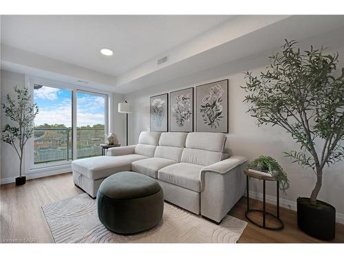 E5-410 Northfield Drive W, Waterloo, ON - Indoor Photo Showing Living Room