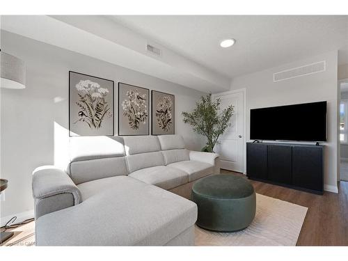 E5-410 Northfield Drive W, Waterloo, ON - Indoor Photo Showing Living Room