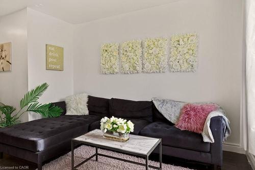 163 Hope Avenue, Hamilton, ON - Indoor Photo Showing Living Room