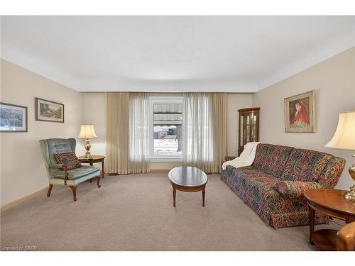 59 Cloke Court, Hamilton, ON - Indoor Photo Showing Living Room