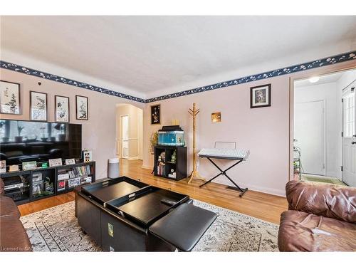 263 East 36Th Street, Hamilton, ON - Indoor Photo Showing Living Room
