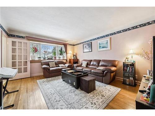263 East 36Th Street, Hamilton, ON - Indoor Photo Showing Living Room