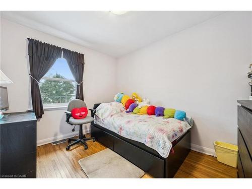263 East 36Th Street, Hamilton, ON - Indoor Photo Showing Bedroom