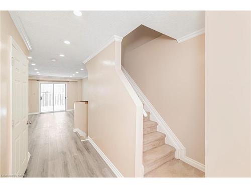 35-14 Derby Street, Hamilton, ON - Indoor Photo Showing Other Room