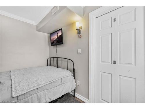 410 Cope Street, Hamilton, ON - Indoor Photo Showing Bedroom