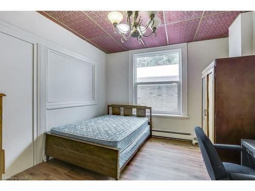 802 Waterloo Street, London, ON - Indoor Photo Showing Bedroom