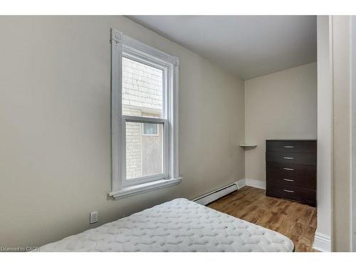 802 Waterloo Street, London, ON - Indoor Photo Showing Bedroom