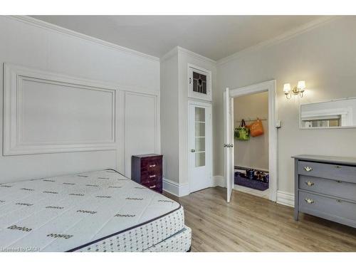 802 Waterloo Street, London, ON - Indoor Photo Showing Bedroom