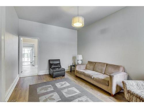 802 Waterloo Street, London, ON - Indoor Photo Showing Living Room