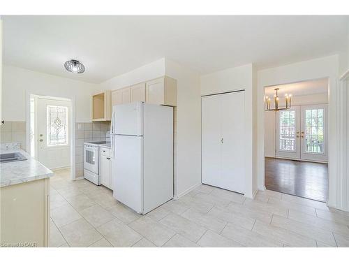 1093 Parthia Crescent, Mississauga, ON - Indoor Photo Showing Kitchen