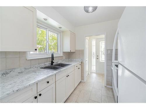 1093 Parthia Crescent, Mississauga, ON - Indoor Photo Showing Kitchen With Double Sink
