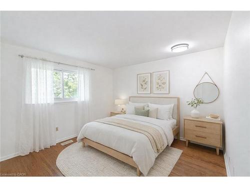 1093 Parthia Crescent, Mississauga, ON - Indoor Photo Showing Bedroom