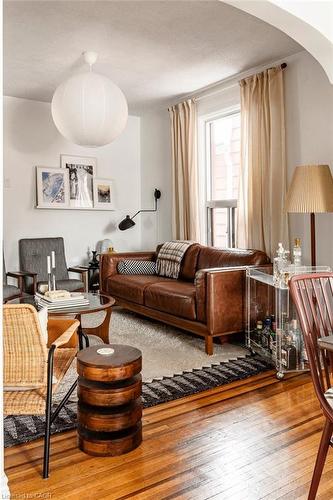 114 Chestnut Avenue, Hamilton, ON - Indoor Photo Showing Living Room