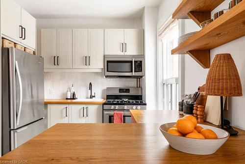 114 Chestnut Avenue, Hamilton, ON - Indoor Photo Showing Kitchen