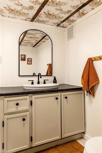 114 Chestnut Avenue, Hamilton, ON - Indoor Photo Showing Bathroom