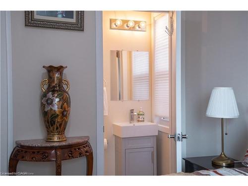 31 Newlands Avenue, Hamilton, ON - Indoor Photo Showing Bathroom