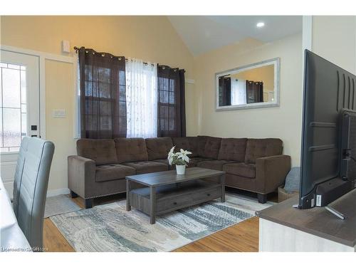 31 Newlands Avenue, Hamilton, ON - Indoor Photo Showing Living Room