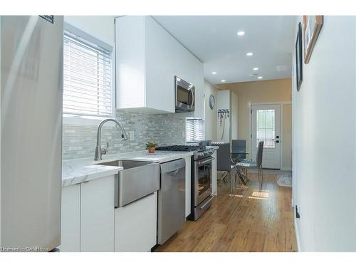 31 Newlands Avenue, Hamilton, ON - Indoor Photo Showing Kitchen With Upgraded Kitchen