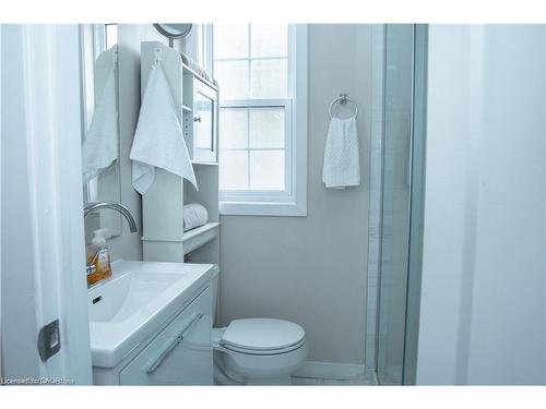 31 Newlands Avenue, Hamilton, ON - Indoor Photo Showing Bathroom