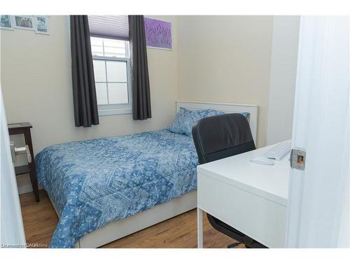 31 Newlands Avenue, Hamilton, ON - Indoor Photo Showing Bedroom