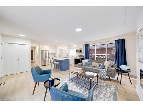 72 West 25Th Street, Hamilton, ON - Indoor Photo Showing Living Room