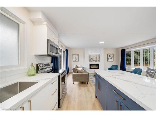72 West 25Th Street, Hamilton, ON - Indoor Photo Showing Kitchen