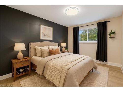 72 West 25Th Street, Hamilton, ON - Indoor Photo Showing Bedroom