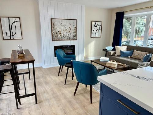 72 West 25Th Street, Hamilton, ON - Indoor Photo Showing Living Room