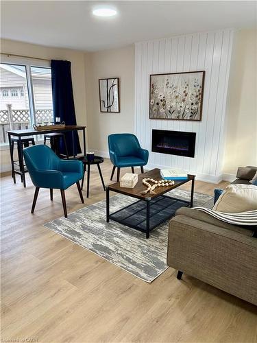 72 West 25Th Street, Hamilton, ON - Indoor Photo Showing Living Room