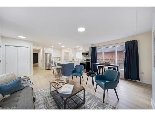 72 West 25Th Street, Hamilton, ON - Indoor Photo Showing Living Room