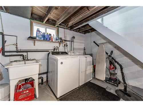 131 Adeline Avenue, Hamilton, ON - Indoor Photo Showing Laundry Room