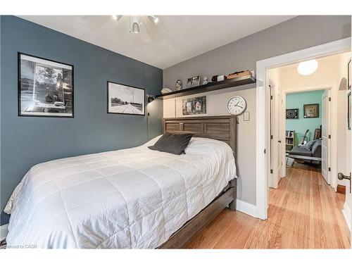 131 Adeline Avenue, Hamilton, ON - Indoor Photo Showing Bedroom
