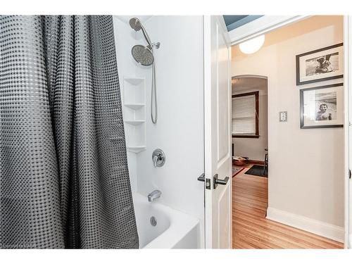 131 Adeline Avenue, Hamilton, ON - Indoor Photo Showing Bathroom