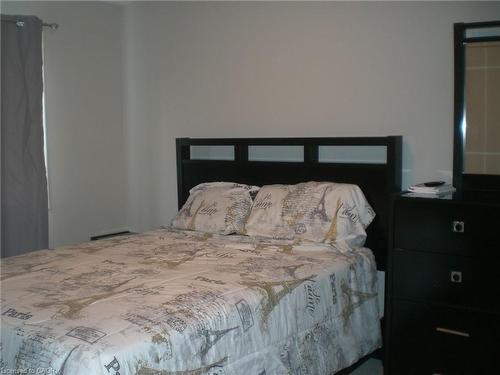 7-625 Blackbridge Road, Cambridge, ON - Indoor Photo Showing Bedroom