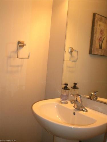 7-625 Blackbridge Road, Cambridge, ON - Indoor Photo Showing Bathroom