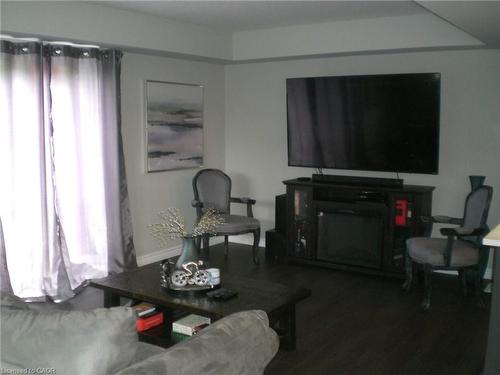 7-625 Blackbridge Road, Cambridge, ON - Indoor Photo Showing Living Room