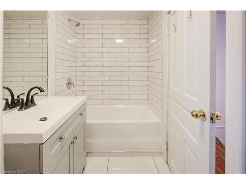 155 Wellington Street N, Kitchener, ON - Indoor Photo Showing Bathroom