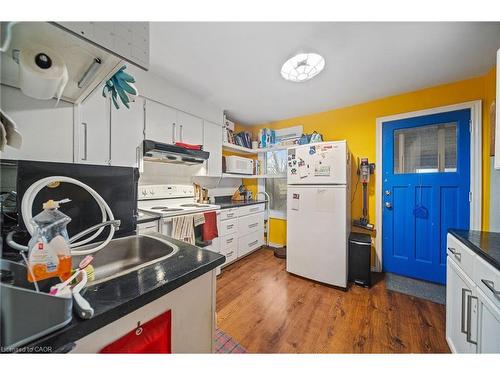 22 Agnes Street, Hamilton, ON - Indoor Photo Showing Kitchen