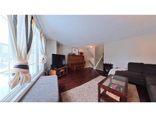 206 Westmeadow Drive, Kitchener, ON - Indoor Photo Showing Living Room