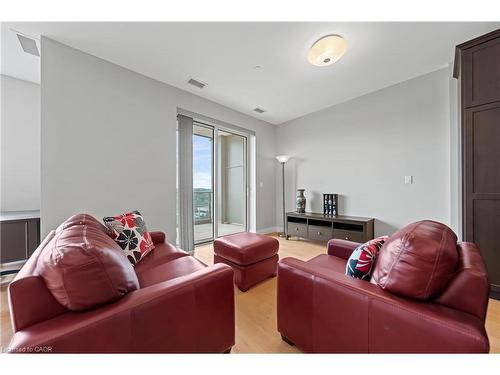 706-223 Erb Street W, Waterloo, ON - Indoor Photo Showing Living Room