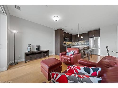 706-223 Erb Street W, Waterloo, ON - Indoor Photo Showing Living Room