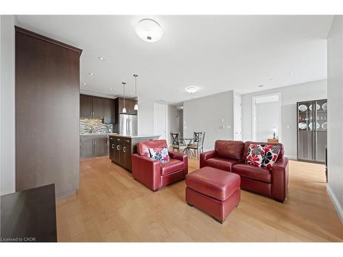 706-223 Erb Street W, Waterloo, ON - Indoor Photo Showing Living Room