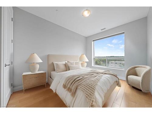 706-223 Erb Street W, Waterloo, ON - Indoor Photo Showing Bedroom