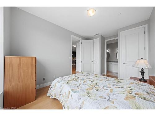 706-223 Erb Street W, Waterloo, ON - Indoor Photo Showing Bedroom