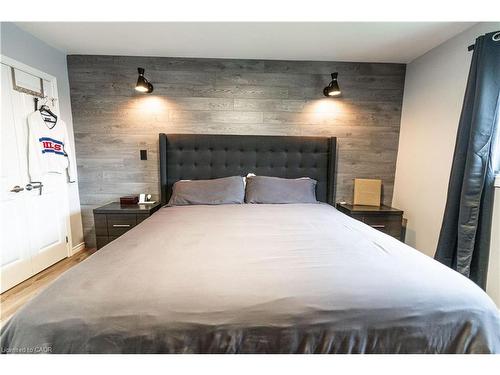 19 Russell Street, Brantford, ON - Indoor Photo Showing Bedroom