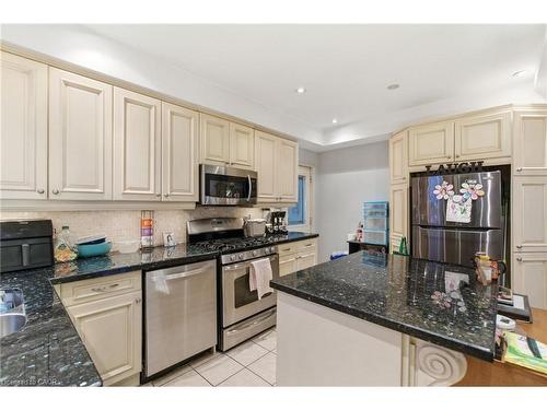 196 Avondale Street, Hamilton, ON - Indoor Photo Showing Kitchen