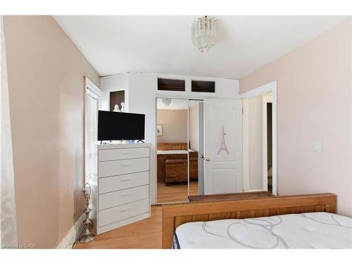 196 Avondale Street, Hamilton, ON - Indoor Photo Showing Bedroom